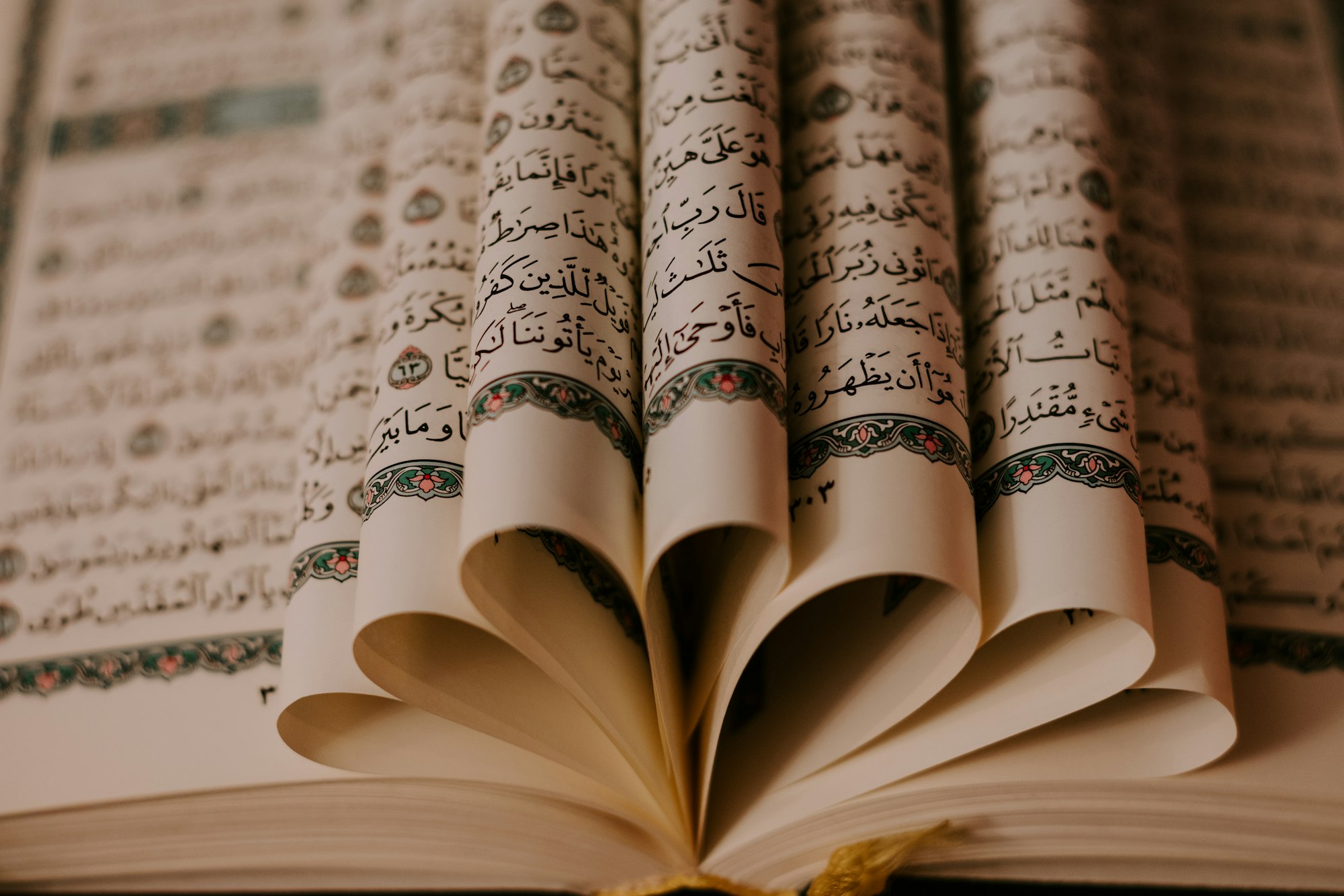 Fredfyldt muslimsk bønnerum med varmt lys — NurulQuran Denmark
